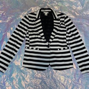Black & white striped fitted blazer with button.